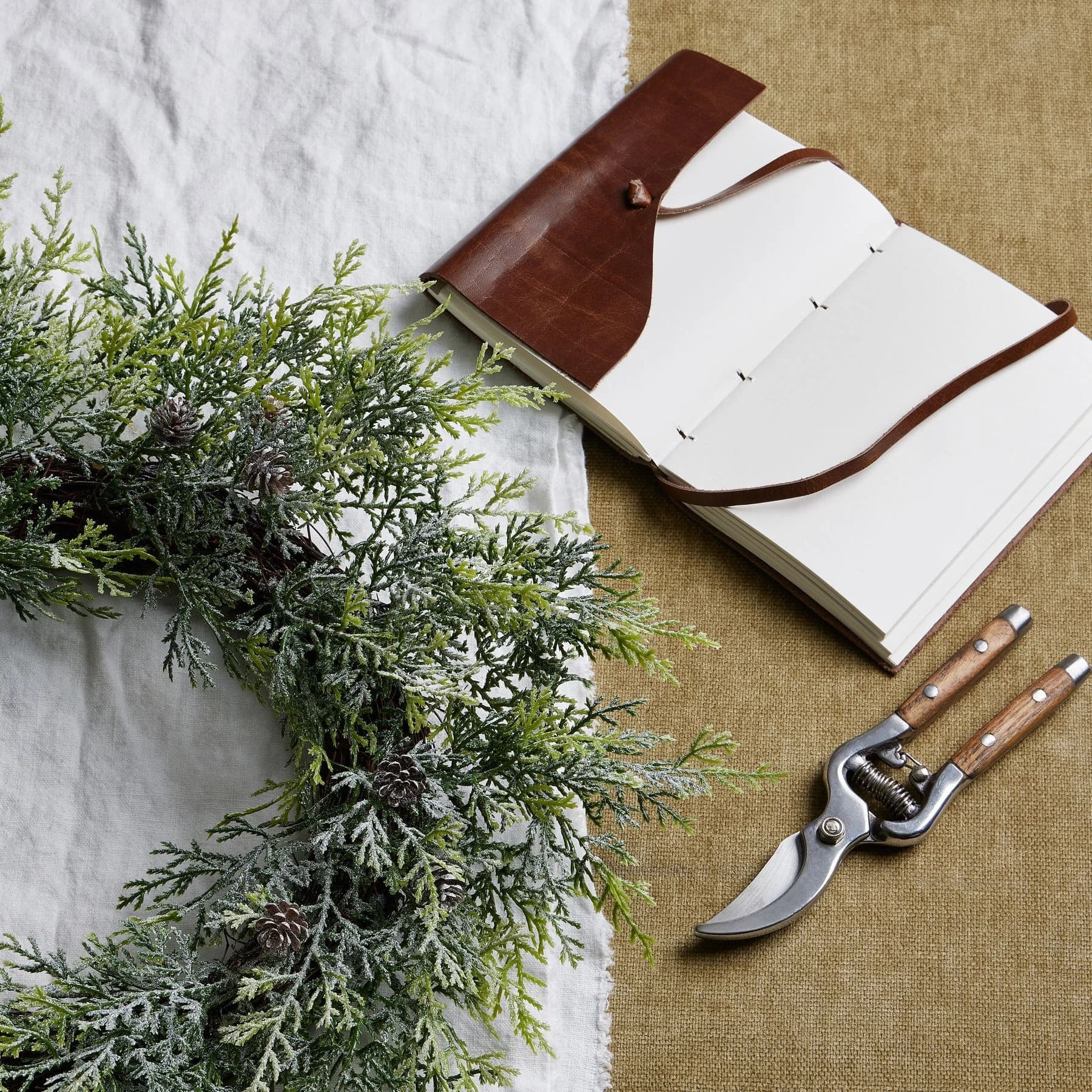 Frosted Pine Wreath With Pinecones — Pack of 3 - Artificial plants & flowers, photo 5 of 5