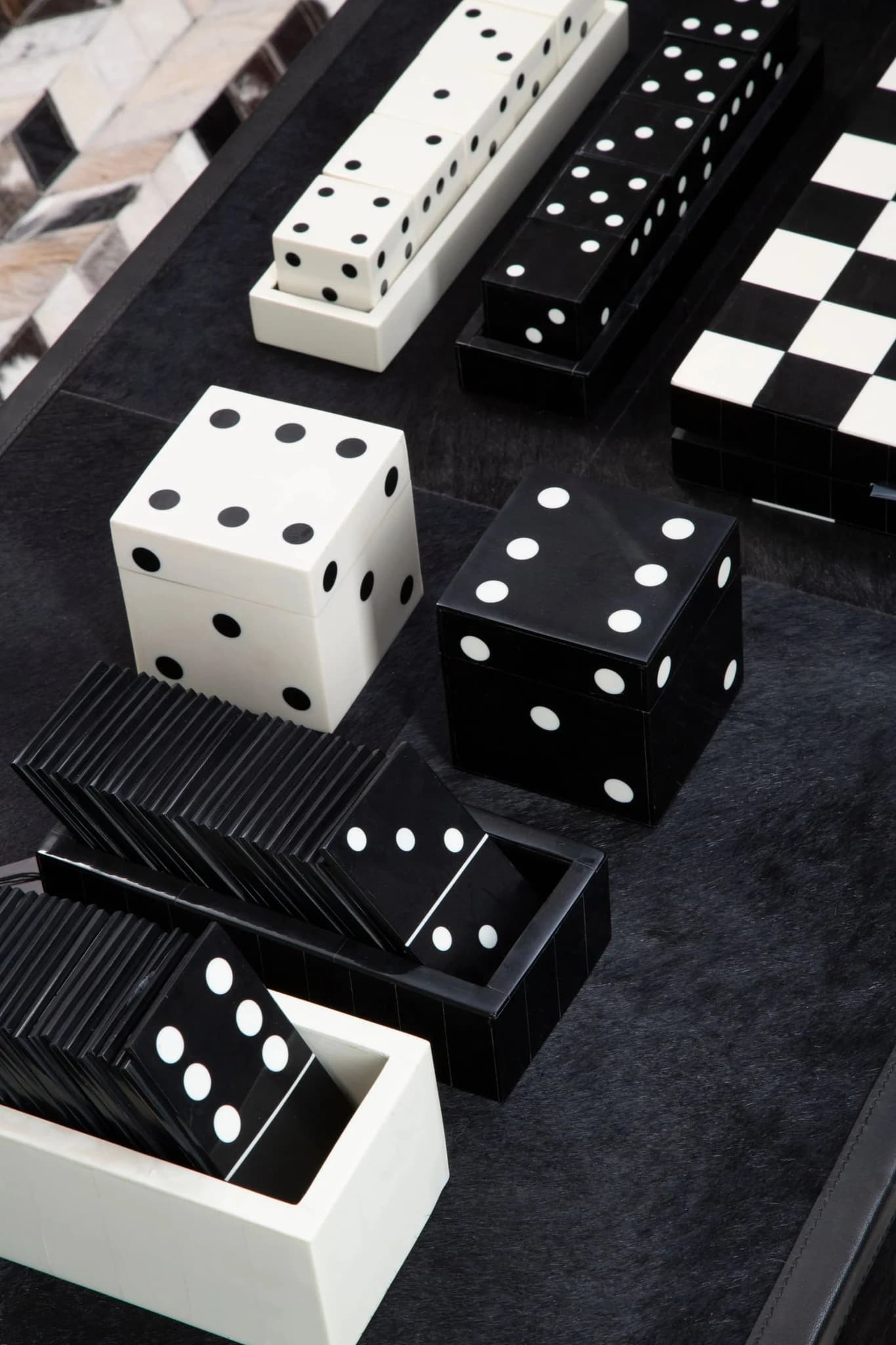 Churchill Games White and Black Dice Box with 5 Dice - Decorative, photo 2 of 3