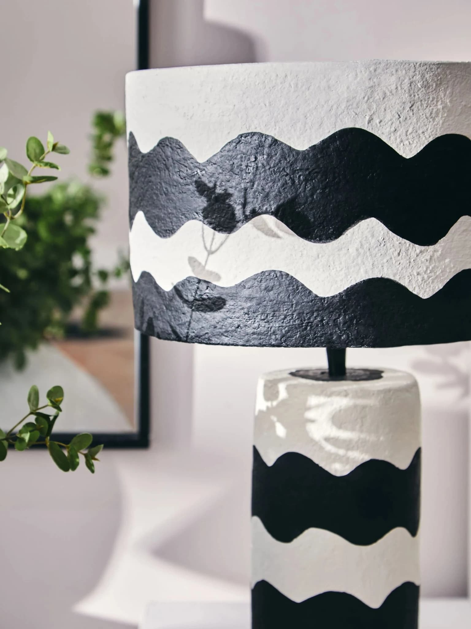 Carta Black and White Curved Stripe Papier Mache Table Lamp - Table lamps, photo 6 of 8