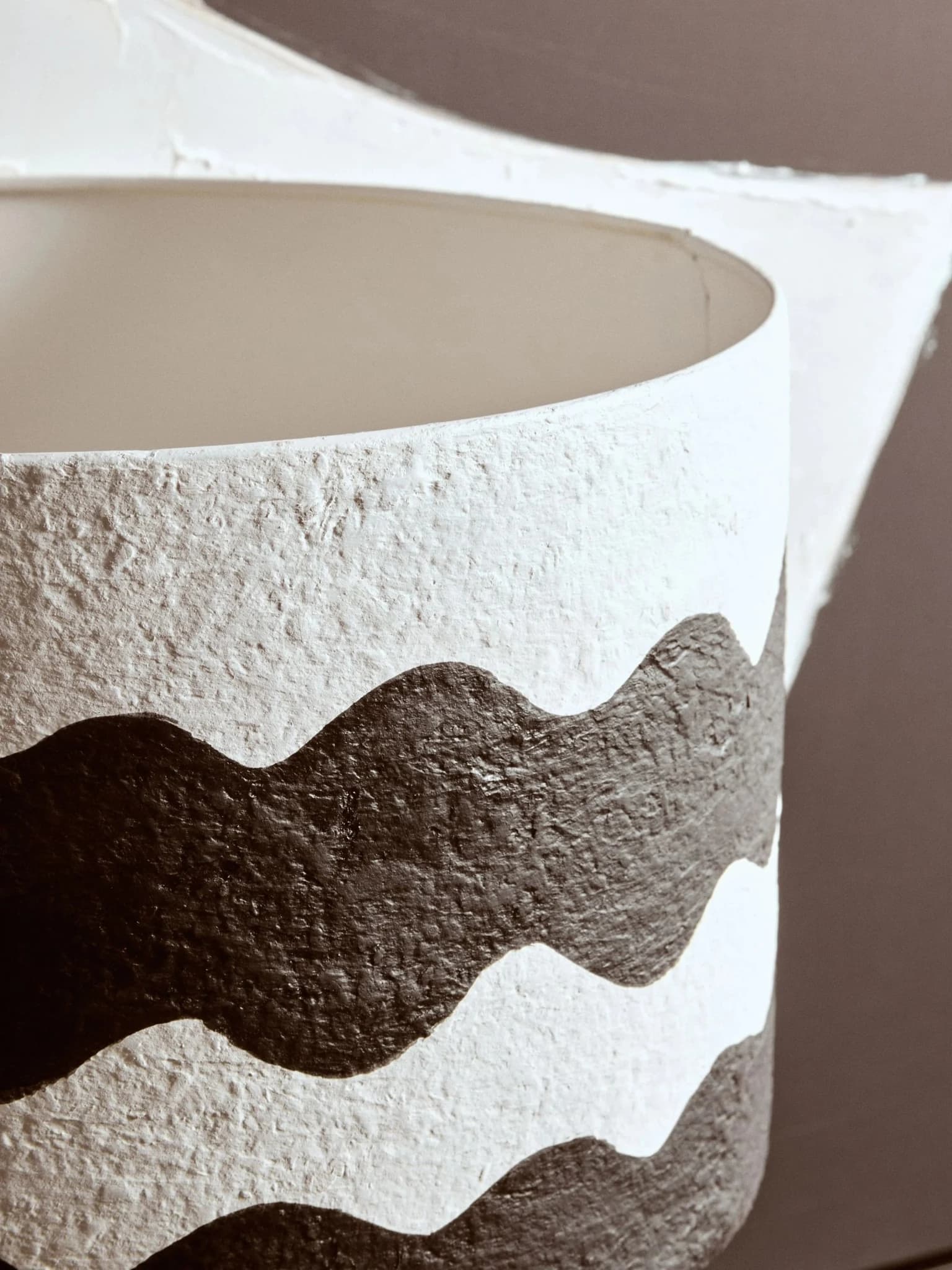 Carta Black and White Curved Stripe Papier Mache Table Lamp - Table lamps, photo 3 of 8