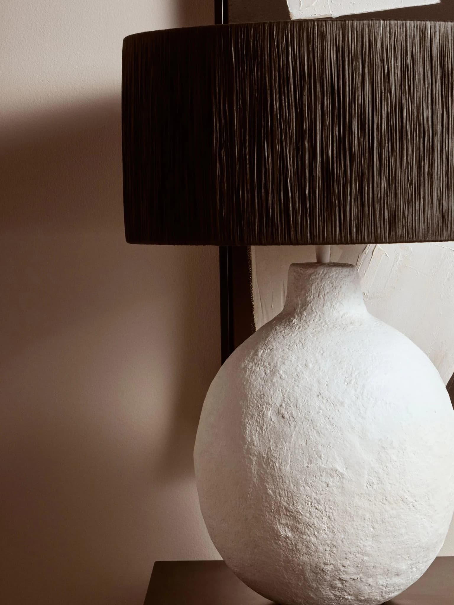 Carta White Papier Mache Table Lamp With Black Raffia Shade - Table lamps, photo 4 of 8