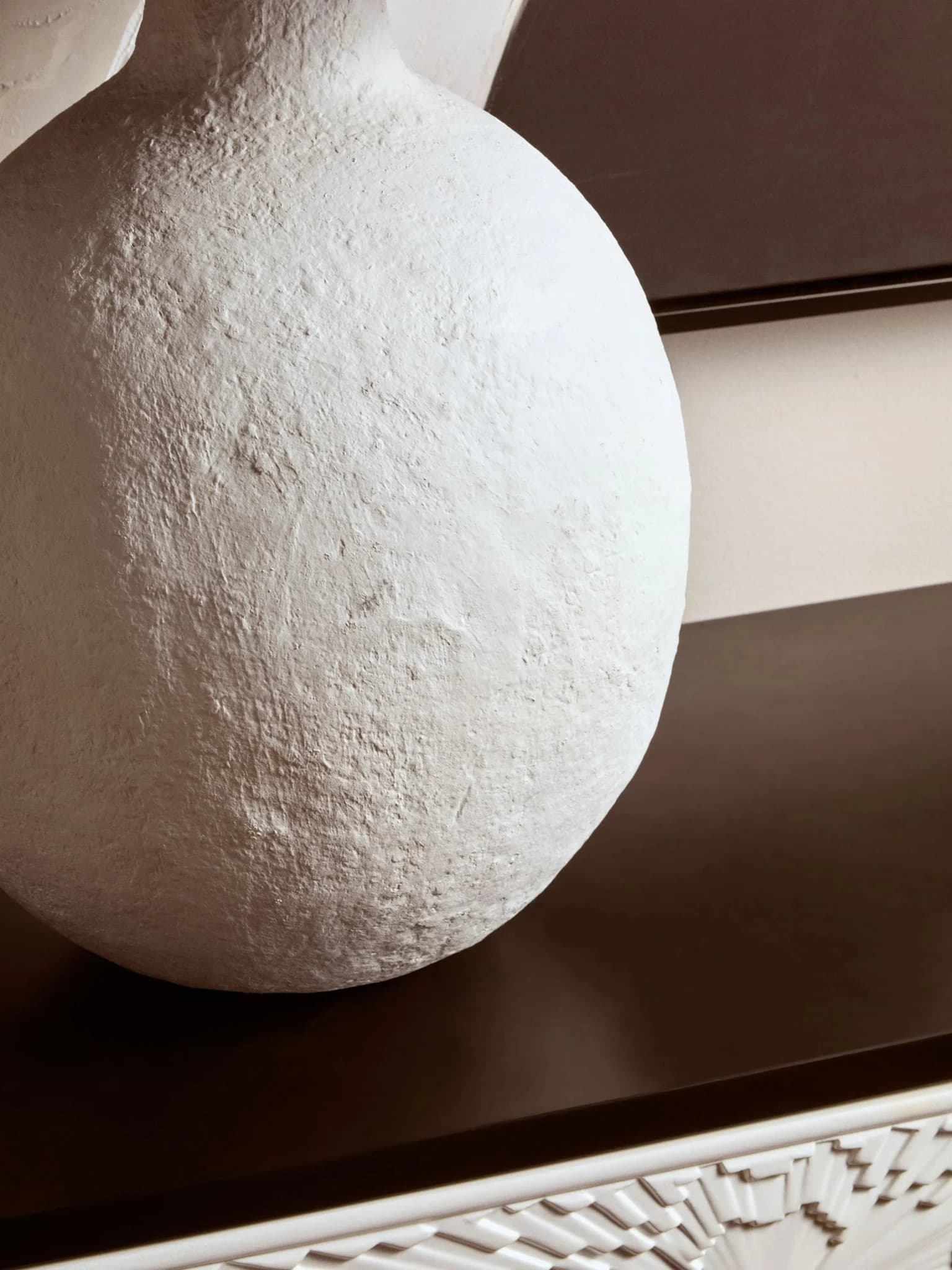 Carta White Papier Mache Table Lamp With Black Raffia Shade - Table lamps, photo 2 of 8