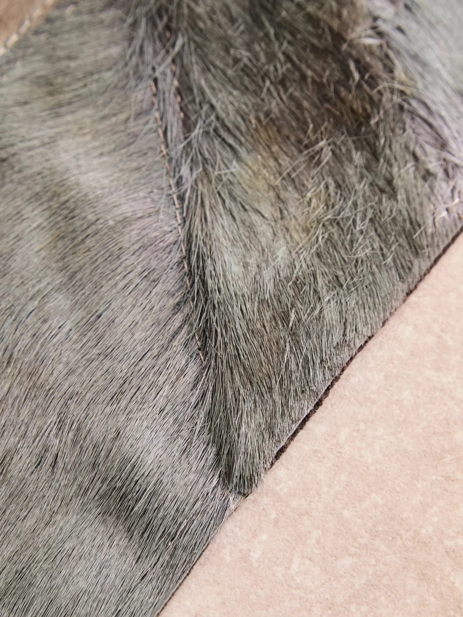 Bosie Safira Small Grey Hair on Leather Chevron Patchwork Rug - Decorative, photo 4 of 8
