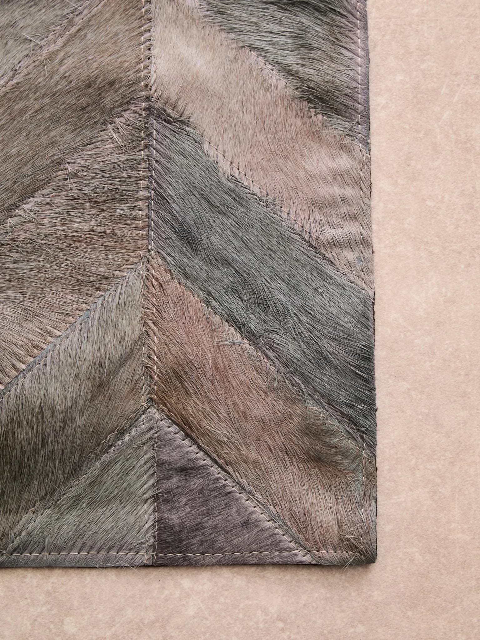 Bosie Safira Small Grey Hair on Leather Chevron Patchwork Rug - Decorative, photo 2 of 8