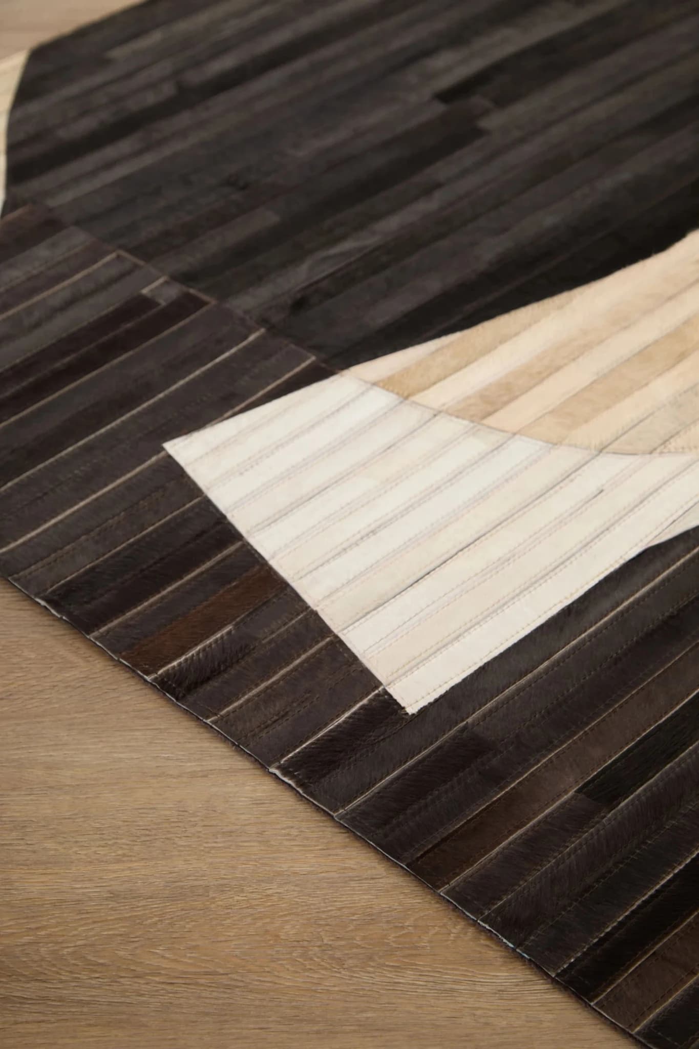 Bosie Safira Black and Natural Abstract Hair On Leather Small Rug - Decorative, photo 8 of 8
