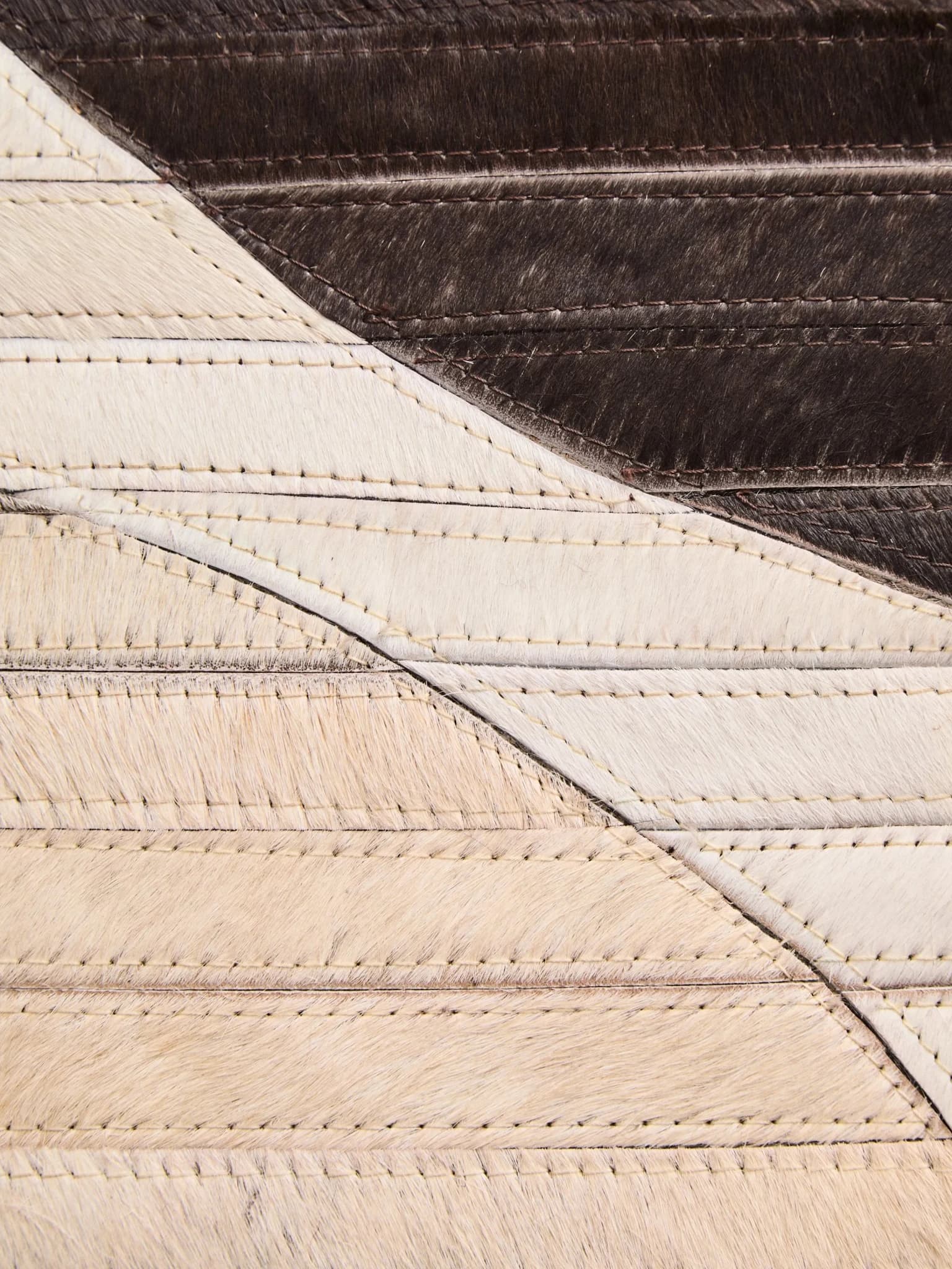 Bosie Safira Black and Natural Abstract Hair On Leather Small Rug - Decorative, photo 5 of 8