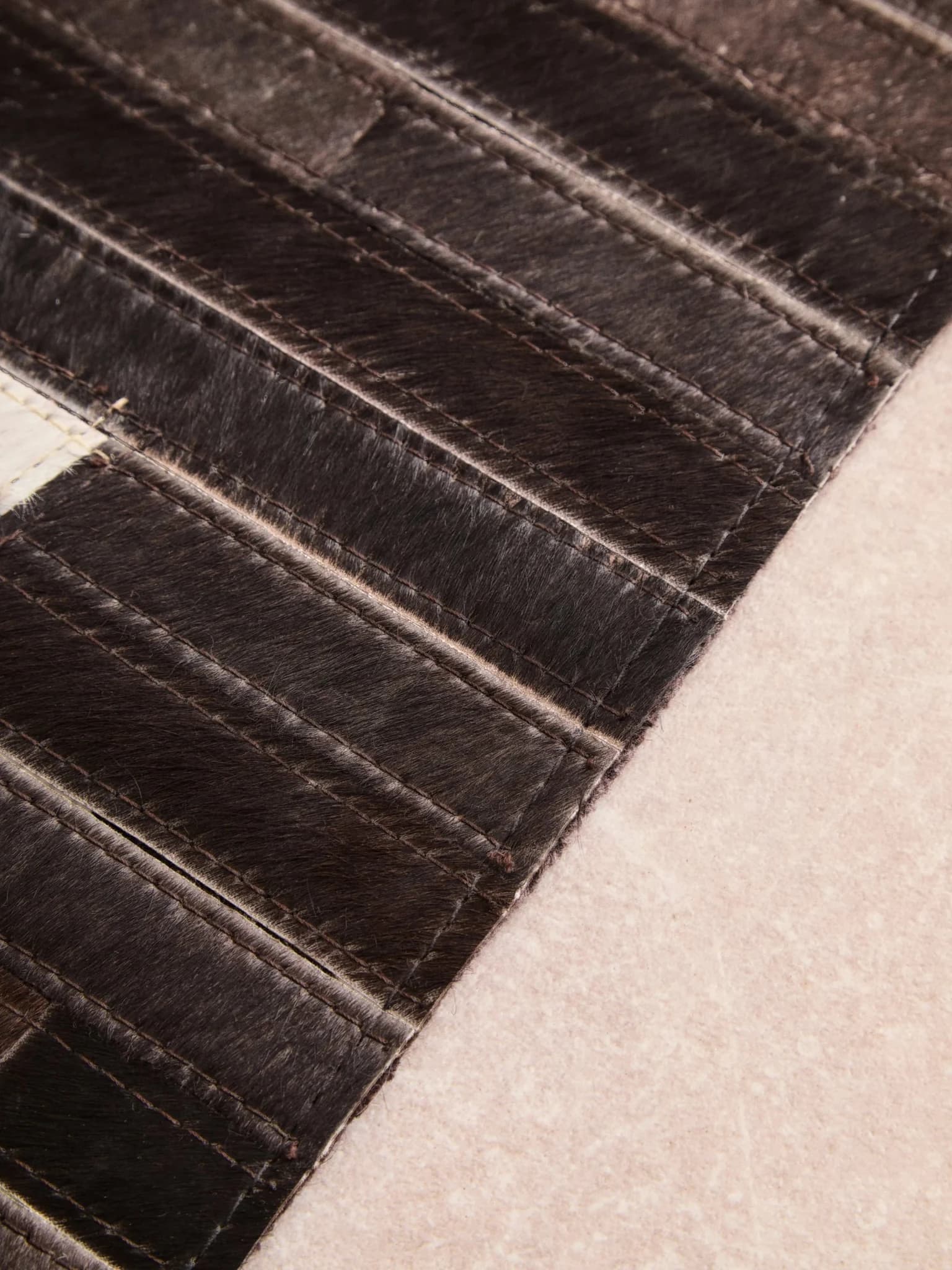 Bosie Safira Black and Natural Abstract Hair On Leather Small Rug - Decorative, photo 4 of 8