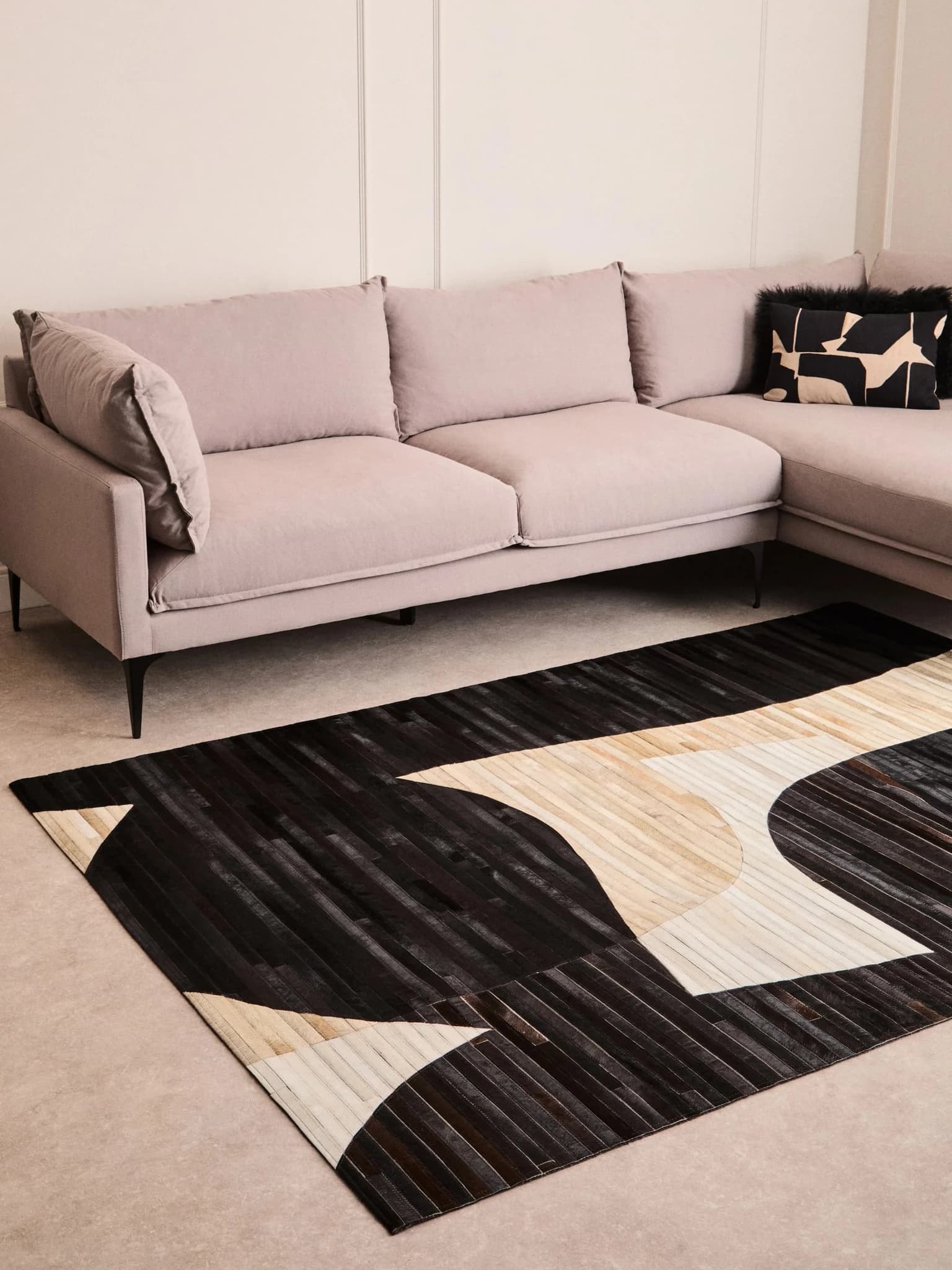 Bosie Safira Black and Natural Abstract Hair On Leather Large Rug - Decorative, photo 5 of 8