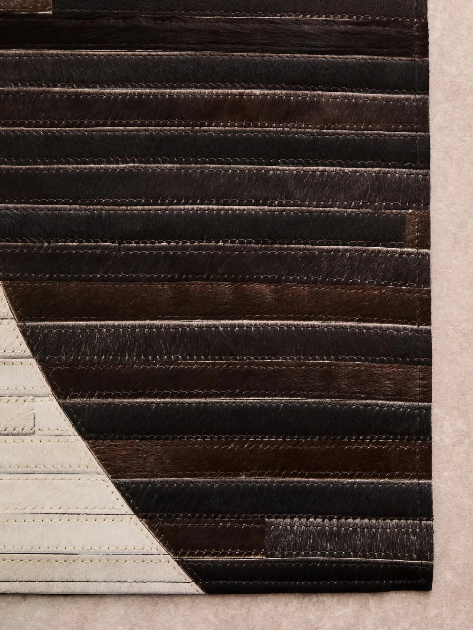 Bosie Safira Black and Natural Abstract Hair On Leather Large Rug - Decorative, photo 4 of 8
