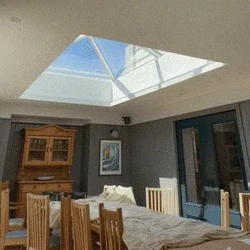Motorised lantern blind fitted in a roof window