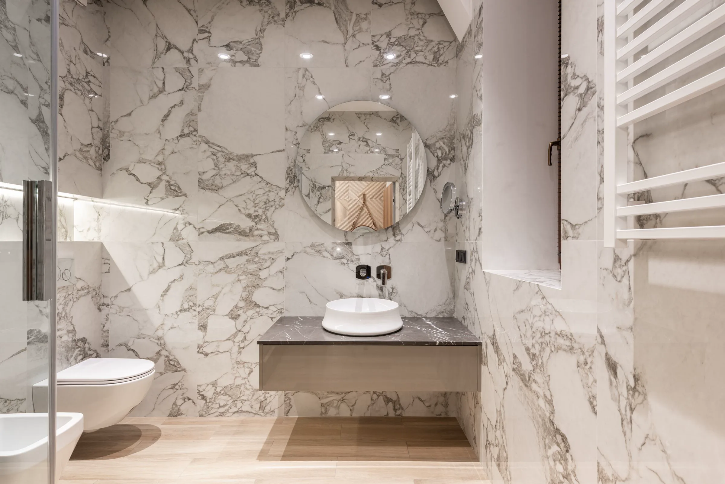 Limestone, slate and porcelain stone-effect floors - Crestwood of Lymington