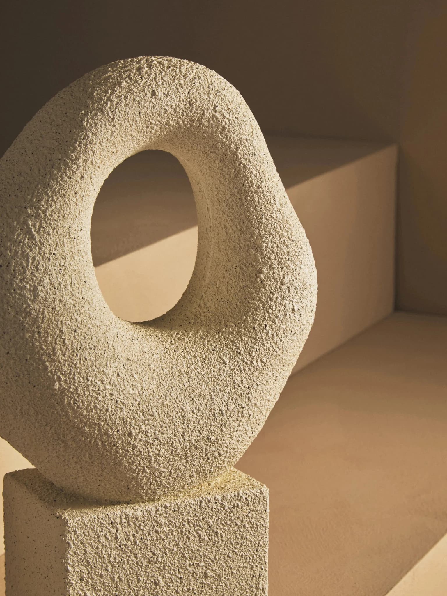 Broc Cream Textured Abstract Loop Sculpture On Pedestal - Decorative, photo 4 of 8