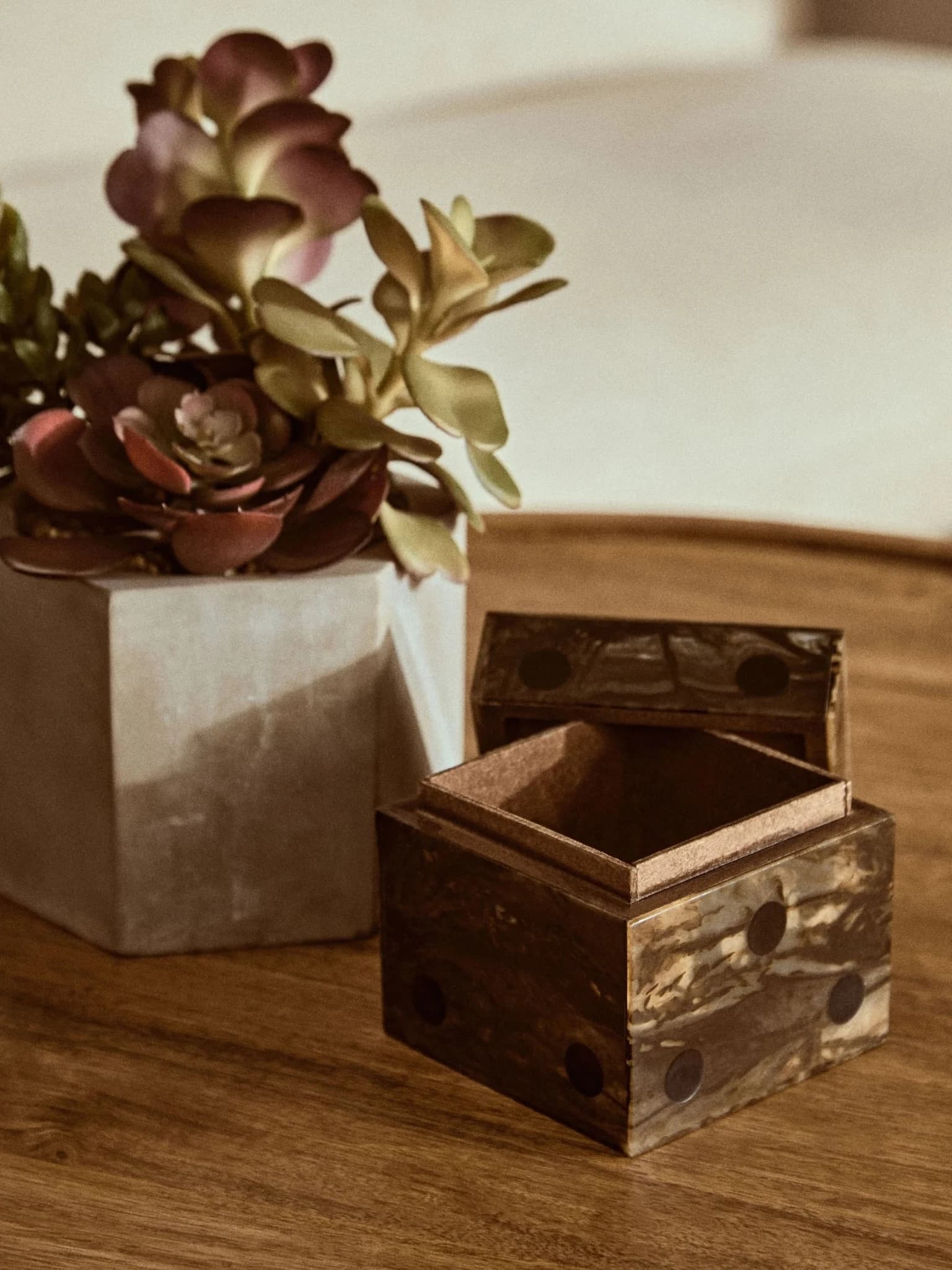 Churchill Games Brown and Black Finish Dice Box With Five Dice - Decorative, photo 2 of 8