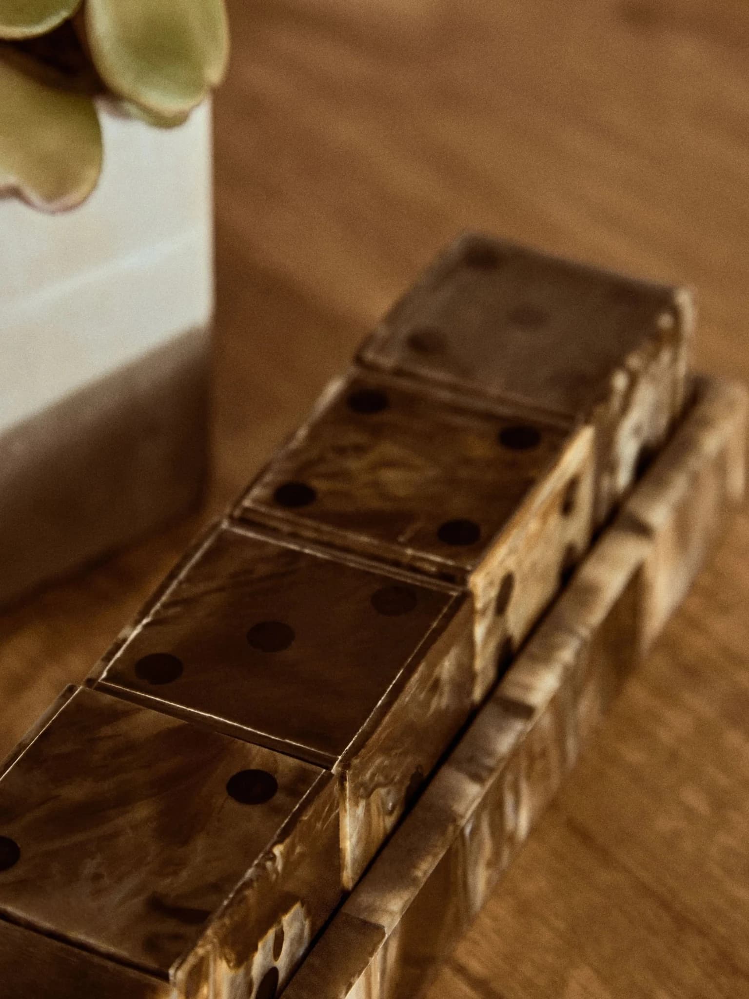 Churchill Games Brown and Black Finish Five Dice Set - Decorative, photo 2 of 8