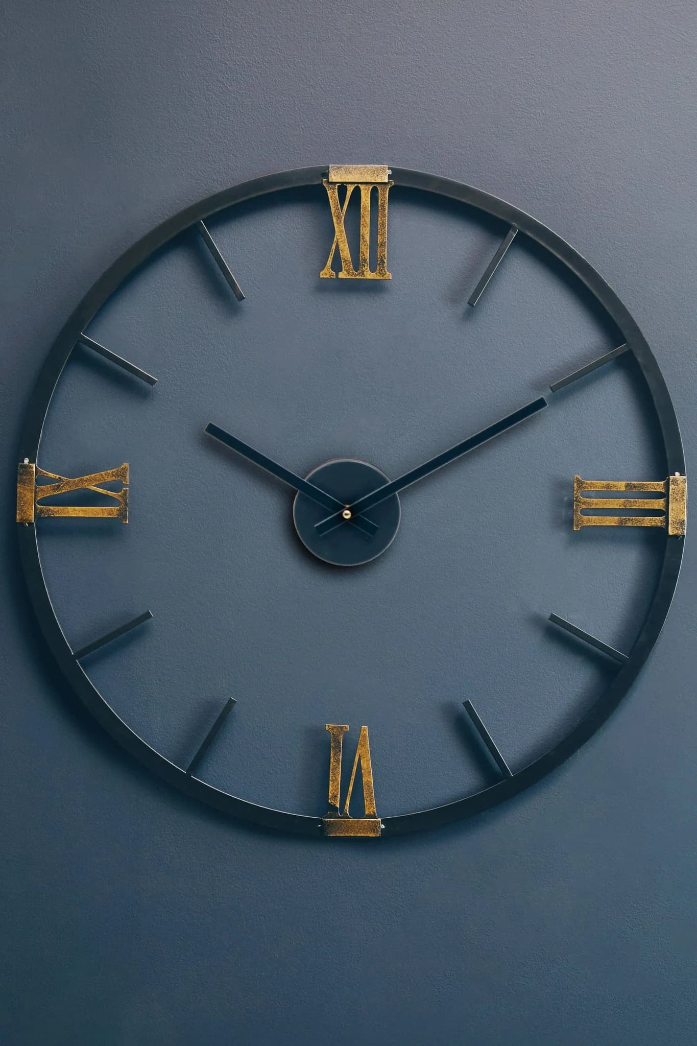 Kent 70cm Dia Round Black Metal Wall Clock - Decorative, photo 4 of 8