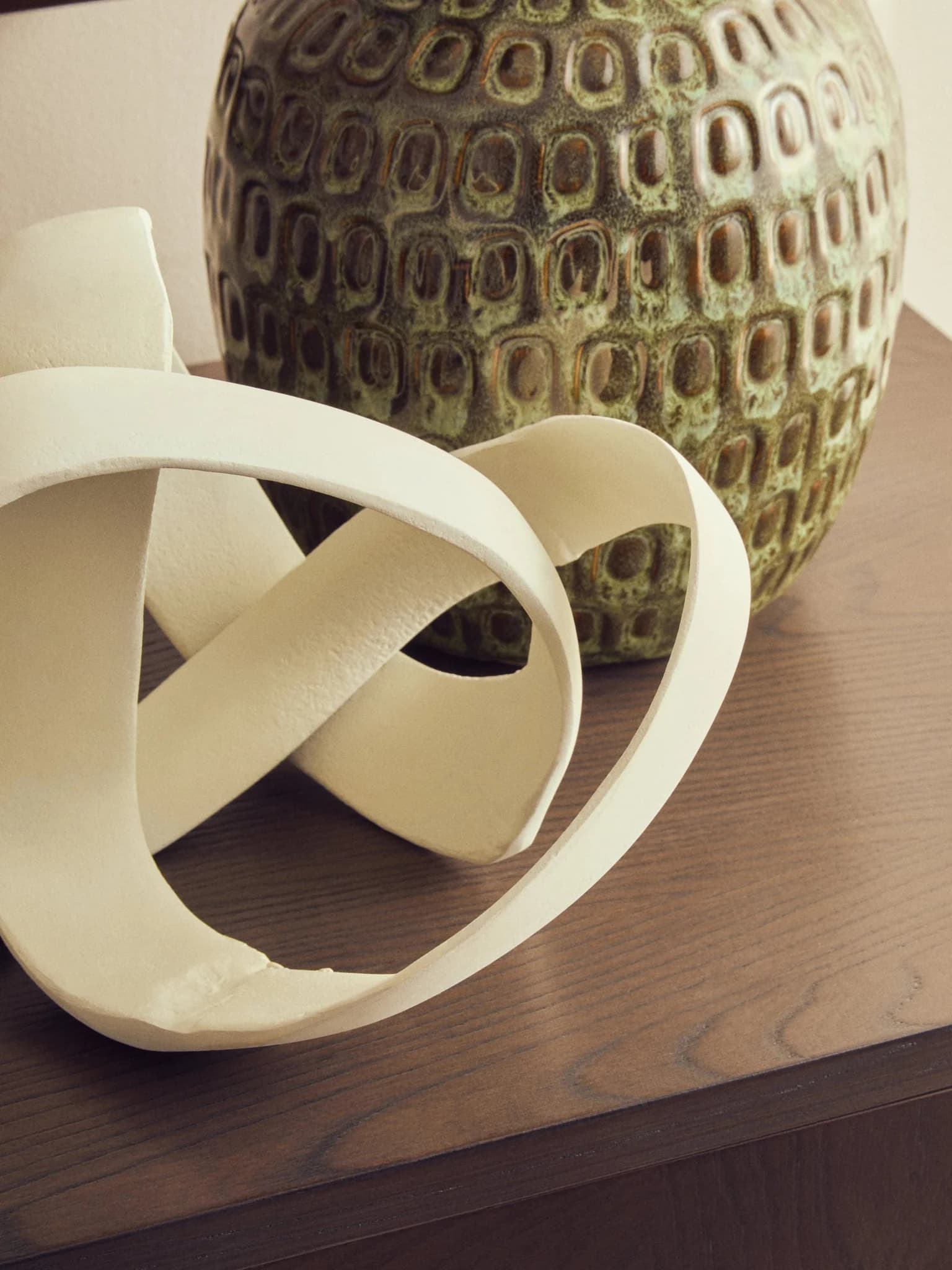 Prato Ivory Finish Knot Sculpture - Decorative, photo 3 of 8