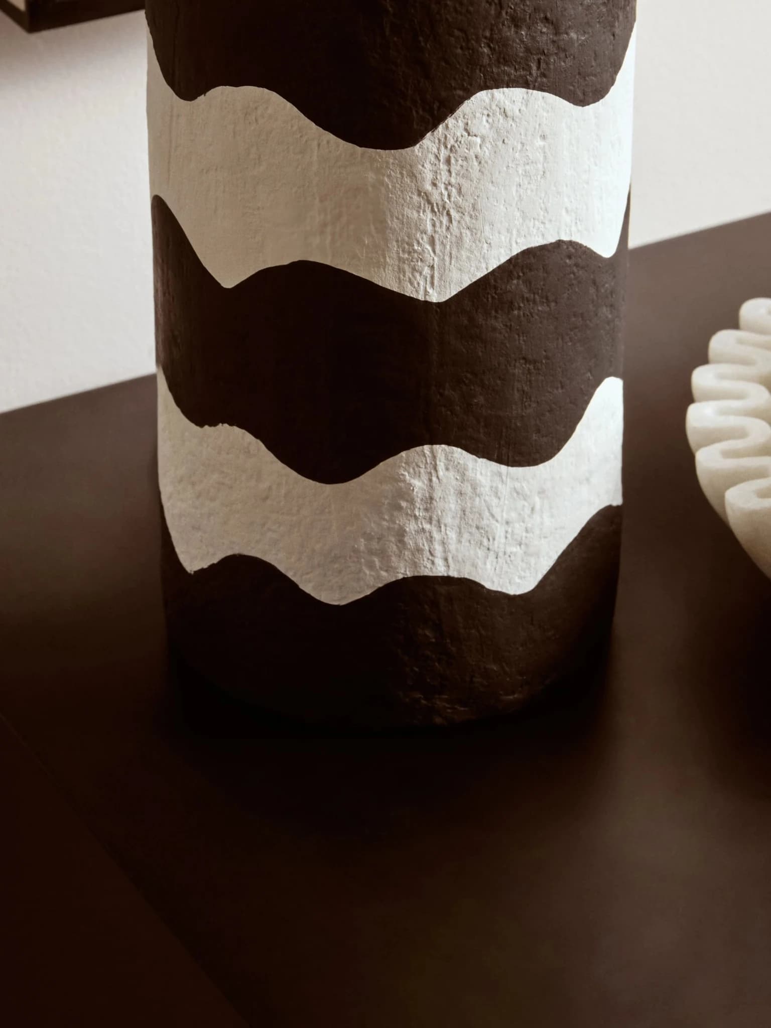 Carta Black and White Curved Stripe Papier Mache Table Lamp - Table lamps, photo 2 of 8