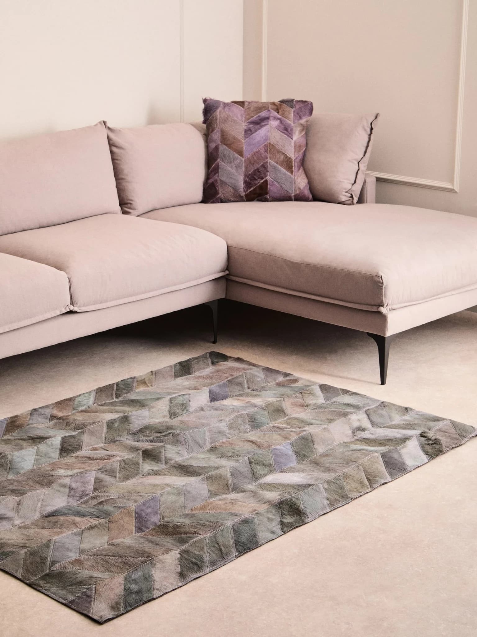 Bosie Safira Small Grey Hair on Leather Chevron Patchwork Rug - Decorative, photo 5 of 8