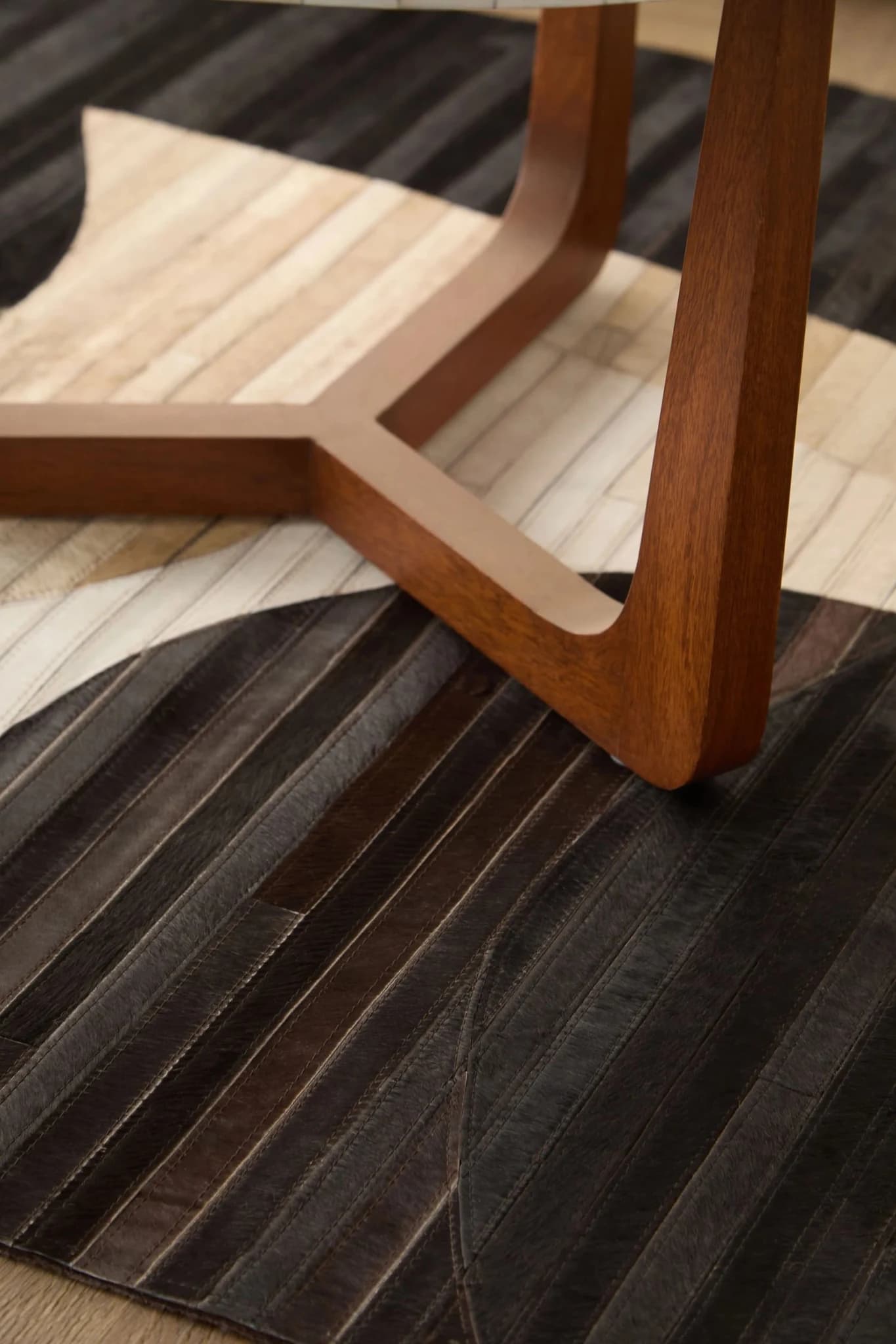 Bosie Safira Black and Natural Abstract Hair On Leather Small Rug - Decorative, photo 7 of 8