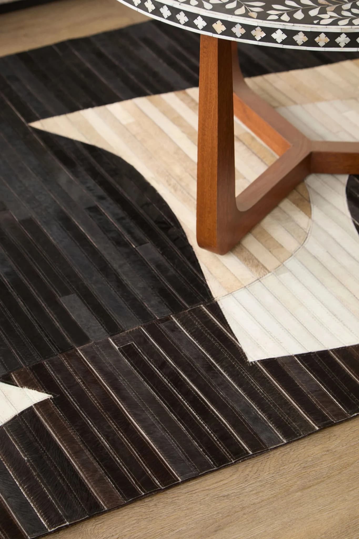 Bosie Safira Black and Natural Abstract Hair On Leather Small Rug - Decorative, photo 6 of 8