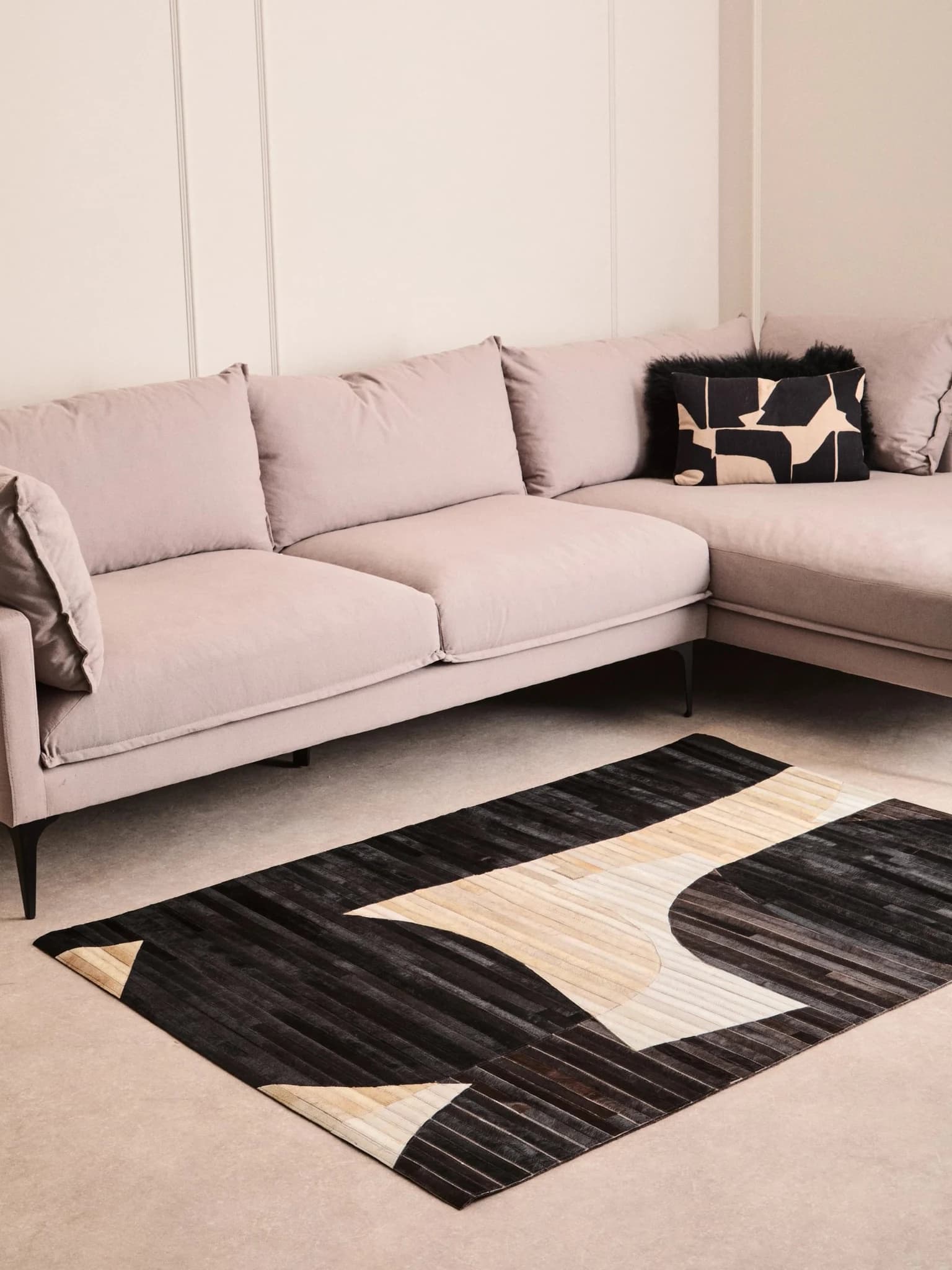 Bosie Safira Black and Natural Abstract Hair On Leather Small Rug - Decorative, photo 2 of 8