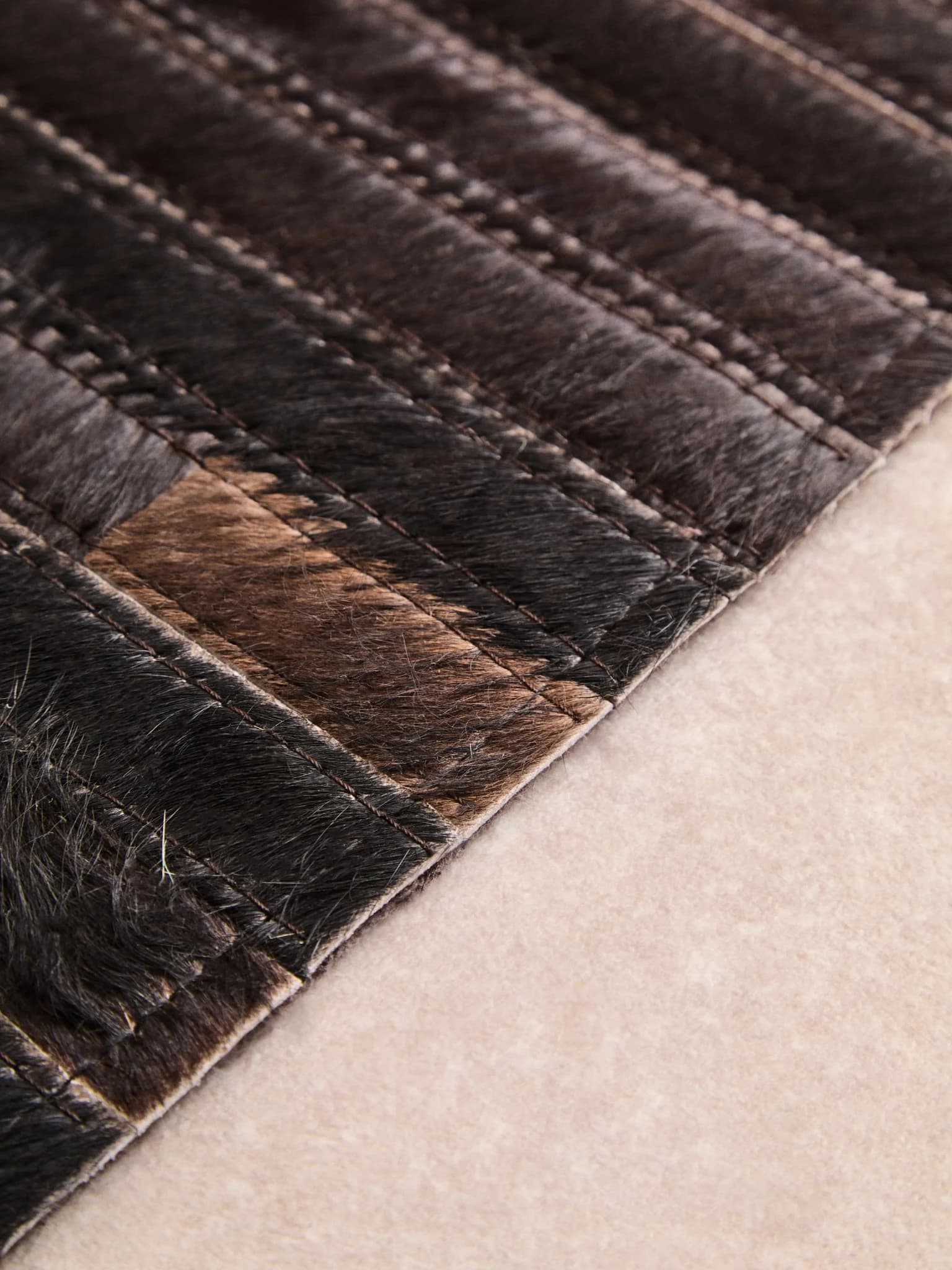 Bosie Safira Black and Natural Abstract Hair On Leather Large Rug - Decorative, photo 3 of 8