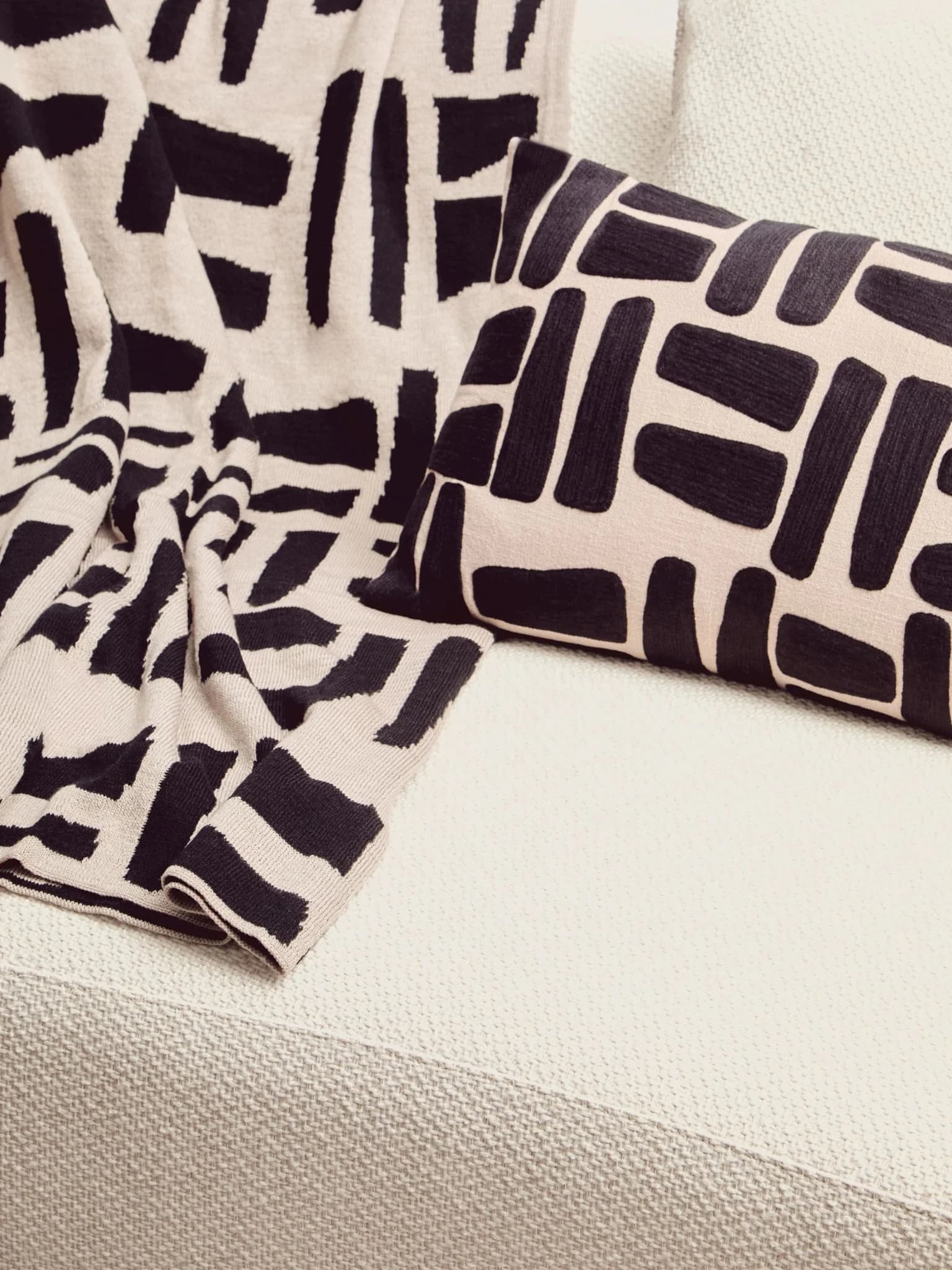 Bosie Ozella Natural And Black Rectangular Cushion - Decorative, photo 2 of 8