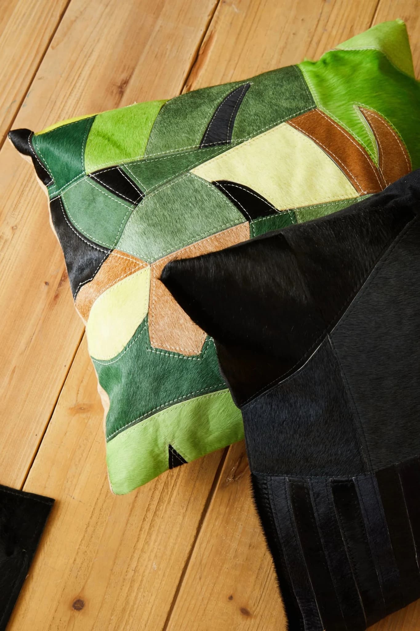 Bosie Safira Black And Grey Hair on Leather Cushion - Decorative, photo 2 of 7