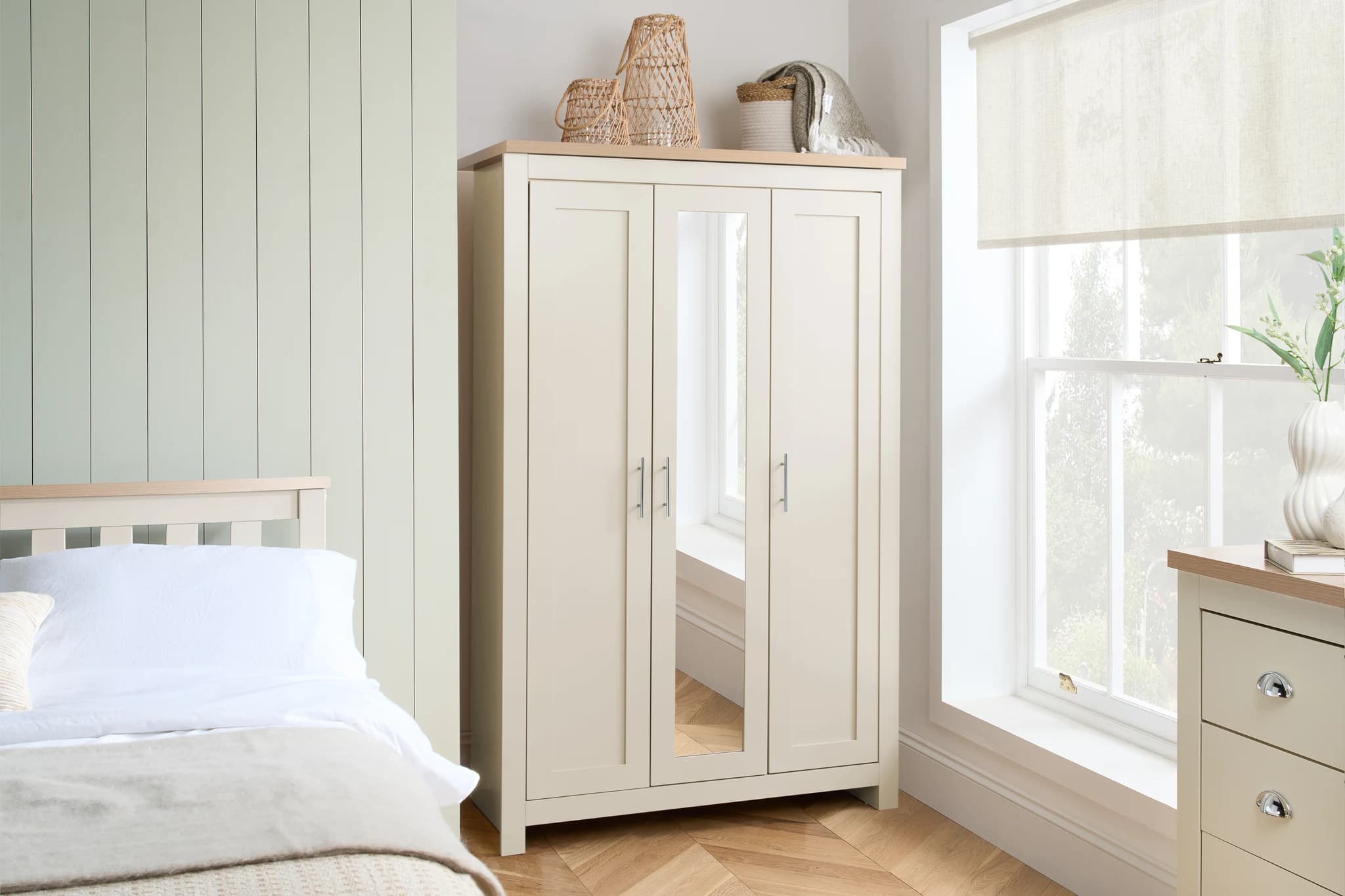 Highgate 3 Door Wardrobe With Mirror - Wardrobes, photo 2 of 10