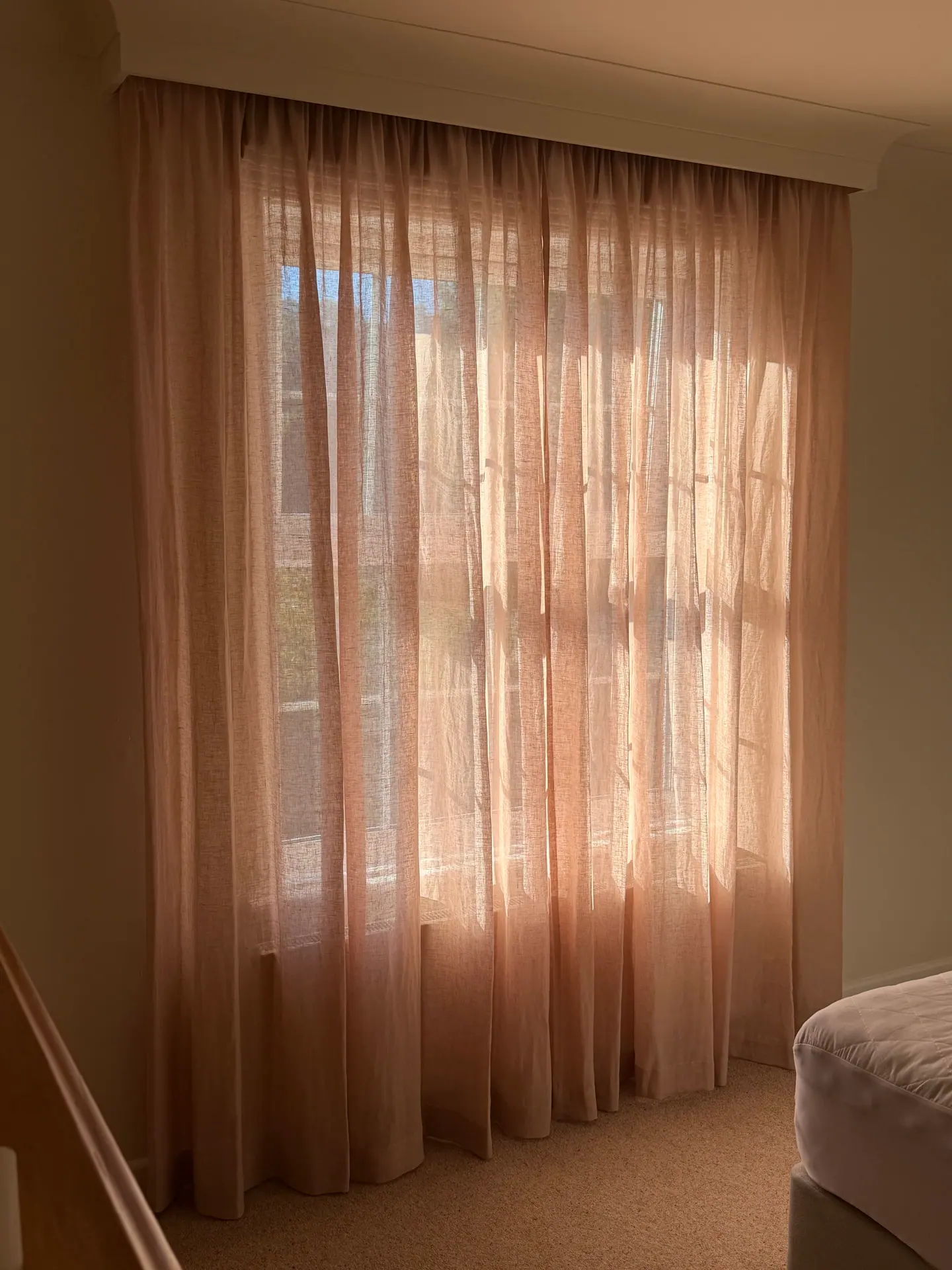 Made-to-measure sheer curtains in a wave fold